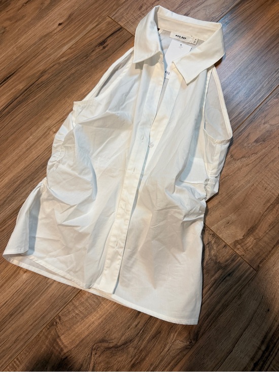 Mod Ref Tops - NWT MOD REF White Sleeveless Button-Down Shirt
